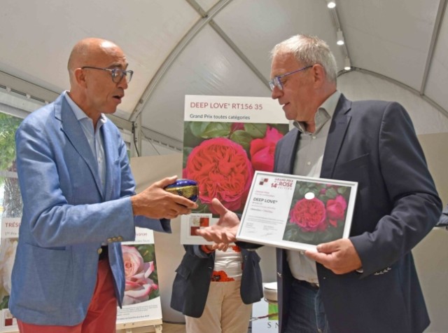 Jean-Pierre Gueneau, président de la SNHF, remet le grand prix de la rose pour le rosier  DEEP LOVE, de l’obtenteur TANTAU - © D.R.