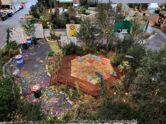 l'environnement de la photo d'Antoine De Lavalette : Dans le paysage environnant, des éléments de verdure luxuriante se mêlent harmonieusement à des structures urbaines, créant un contraste saisissant entre la nature et la ville. Des plantes grimpantes s'accrochent aux murs de brique, tandis que des arbres majestueux apportent une touche de fraîcheur et de vitalité à l'espace. Au loin, on distingue l'architecture caractéristique d'un parc ou d'un jardin public, invitant à l'évasion et à la détente au cœur de l'urbanité. L'ensemble dégage une atmosphère de sérénité et d'harmonie, illustrant parfaitement la vision de l'homme et de la nature cohabitant en parfaite symbiose. l'environnement de la photo d'Antoine De Lavalette : Dans le paysage environnant, des éléments de verdure luxuriante se mêlent harmonieusement à des structures urbaines, créant un contraste saisissant entre la nature et la ville. Des arbres majestueux apportent une touche de fraîcheur et de vitalité à l'espace. Au loin, on distingue l'architecture caractéristique d'un parc ou d'un jardin public, invitant à l'évasion et à la détente au cœur de l'urbanité. L'ensemble dégage une atmosphère de sérénité et d'harmonie, illustrant parfaitement la vision de l'homme et de la nature cohabitant en parfaite symbiose.